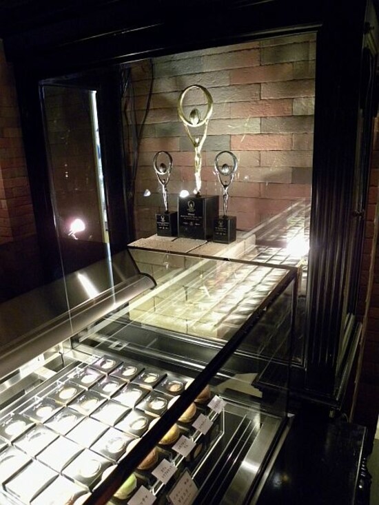 「CELLAR DE CHOCOLAT（セラー・ド・ショコラ）」店内に飾られた「ワールドチョコレートマスターズ」の優勝トロフィー