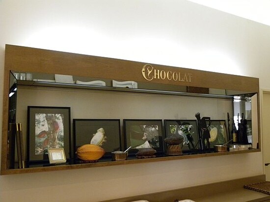 「オリジンーヌ・カカオ」の店内カウンターバーに座ると見られる、カカオ産地の写真