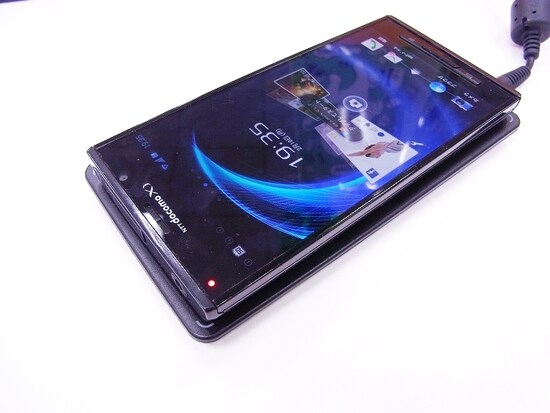 同梱される置くだけ充電器とELUGA X P-02E