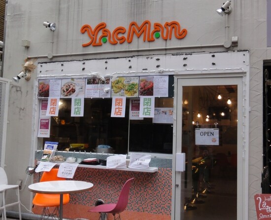 シンガポールの麺料理であるホッケンミーの専門店