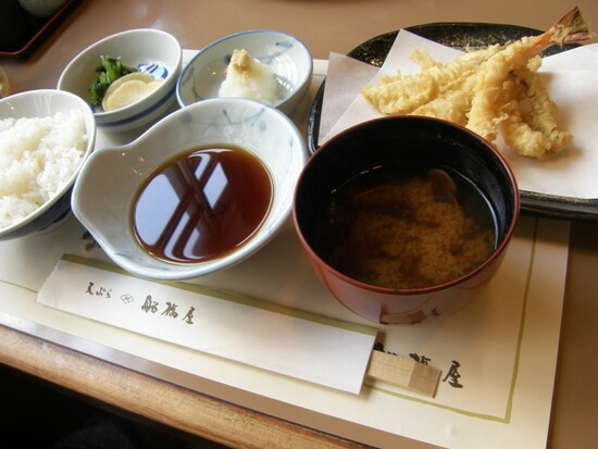 1階はおさえめの照明、2階のテーブル席は外光が入る