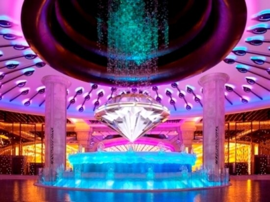 メインエントランスにある大型噴水「フォーチュンダイヤモンド」 (c) Galaxy Macau