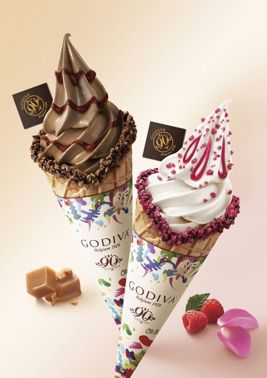 「ゴディバ ソフトクリーム ダブルチョコレート キャラメル」「ゴディバ ソフトクリーム ホワイトチョコレート ラズベリー&ローズ」 各510円(税込) ※2016年9月30日までの販売