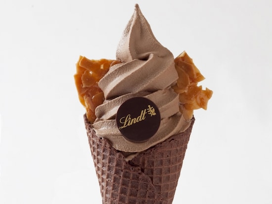 リンツ・ソフトクリーム ショコラ　プレミアムチョコレートワッフルコーン 