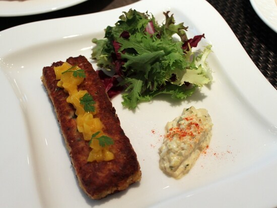 「メリーランド風クラブケーキ　フルーツタルタルソース」　￥1,500