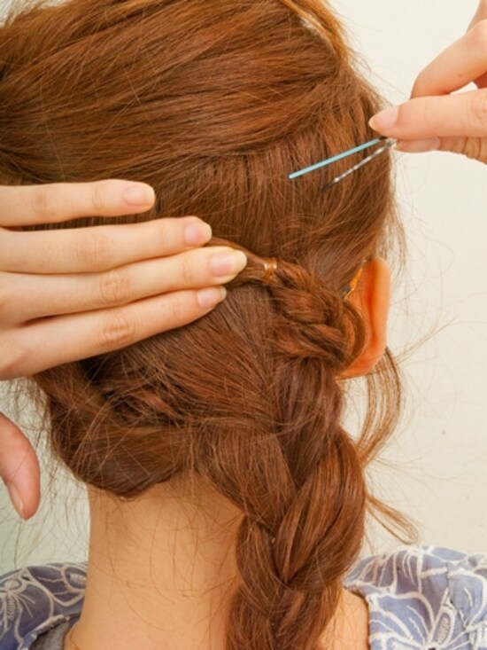 ２つのみつ編み同士を交差させピンで固定する