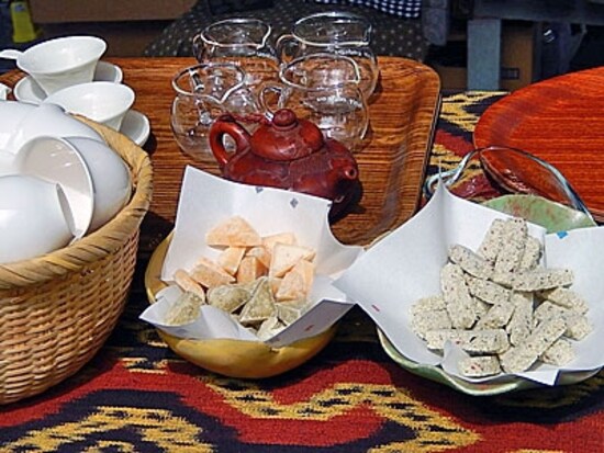 国友農園：りぐり山茶と生姜の金華糖(左)、りぐり山茶と梅のおこし(右)