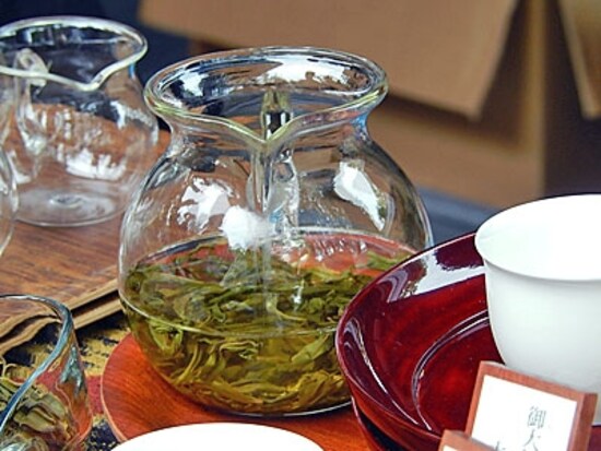 中国茶のように茶海を使って淹れる国友農園のりぐり山茶