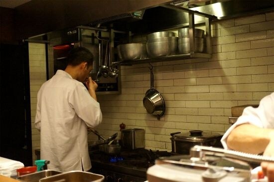 真剣に調理をしている大谷氏の姿