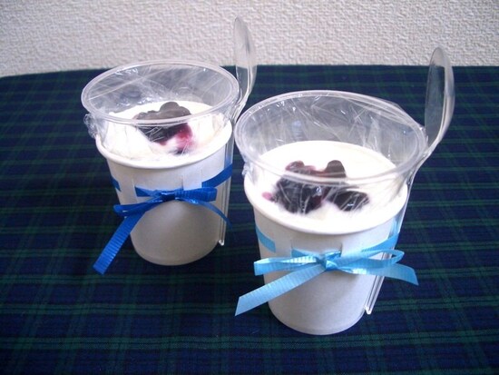 紙コップにカップを重ねる