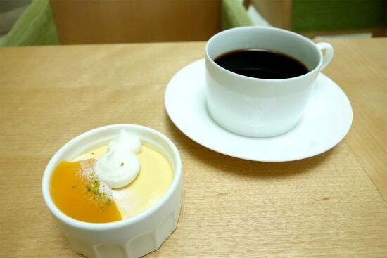 小さなデザートと珈琲