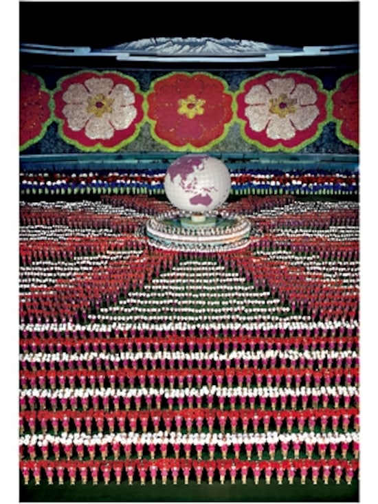 アンドレアス・グルスキー「ピョンヤン　［1］」(2007年、C-プリント、307×215・5×6・2センチ)(C)ANDREAS　GURSKY　／　JASPAR，2013　Courtesy　SPRUTH　MAGERS　BERLIN　LONDON