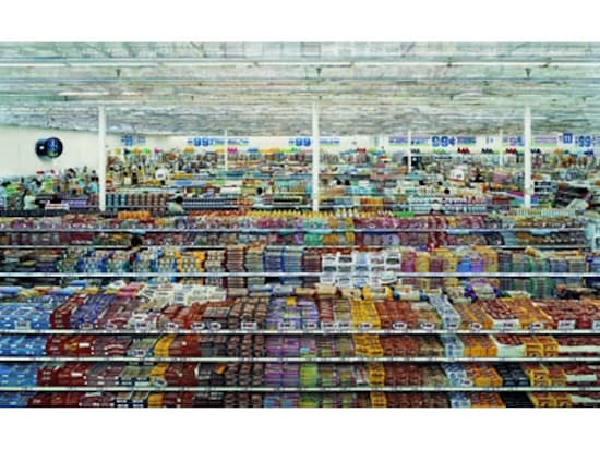 アンドレアス・グルスキー「99セント」（1999年、C－プリント、207×325×6.2センチ）(C)ANDREAS　GURSKY　／　JASPAR，2013　Courtesy　SPRUTH　MAGERS　BERLIN　LONDON