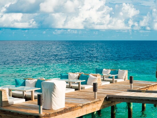 レストランの客席が水上に！海の中を泳ぐ魚の姿を眺めながら食事できます