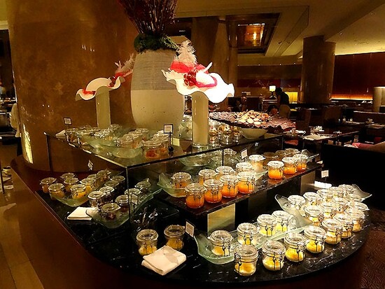 デザートのブッフェ台