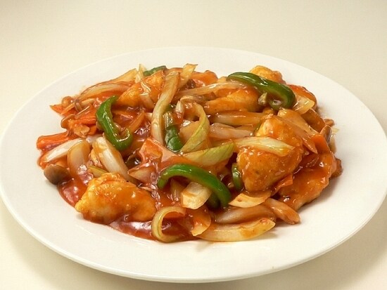 イチゴジャムソースをからめる酢豚風炒め物　