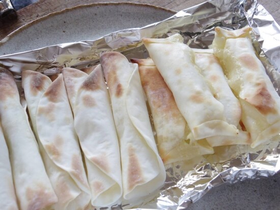 とろけるチーズとねぎの餃子皮包み　