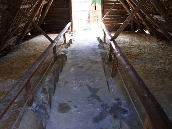 天然の明礬（みょうばん）を採取できる小屋の中