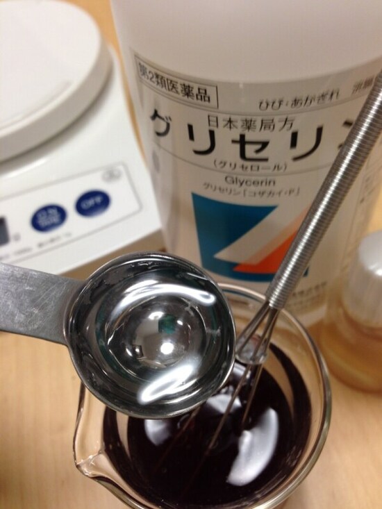 ビーカーに、ローション材料を入れたら優しくかき混ぜます