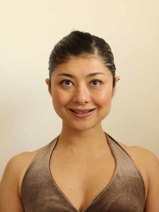 口角アップの顔ヨガ「おいしい顔1」