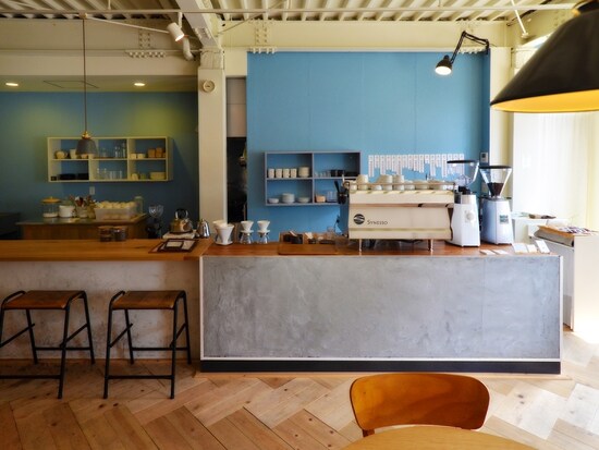 長いカウンターの向こうに、たっぷりの作業スペース