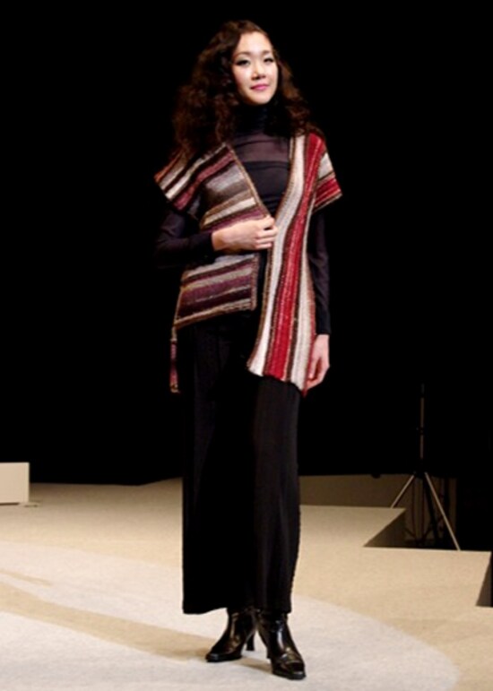 新素材で編むアシンメトリーなベスト