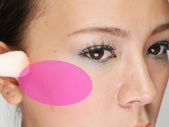 緑のアイシャドウにはオレンジのチークが好相性！