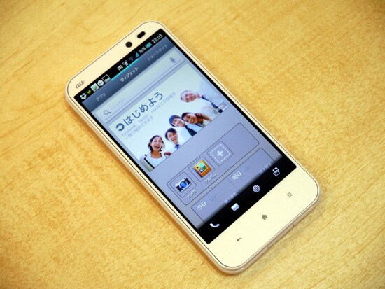 大きめに見えるが、4.9インチのAQUOS PHONE SERIE SHL22