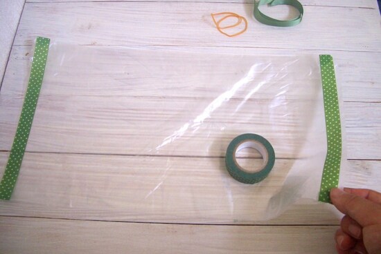 両端にテープを貼る