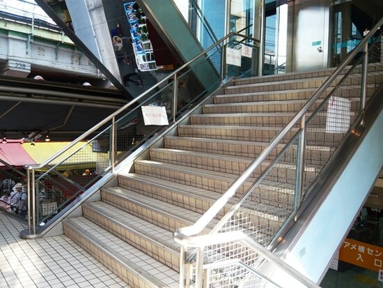 アキが水口に歓迎された階段