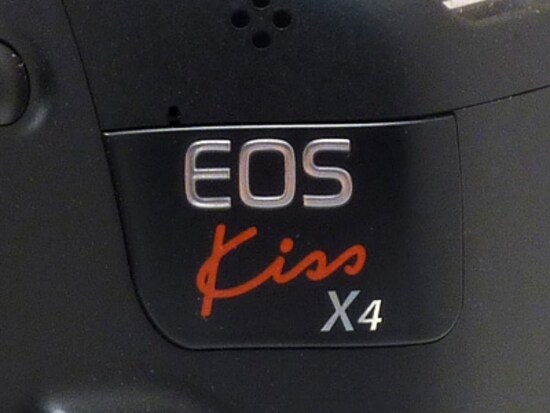 製品ロゴはこれまでEOS KissとX#が分かれていたが、今回からひとつにまとめられた。
