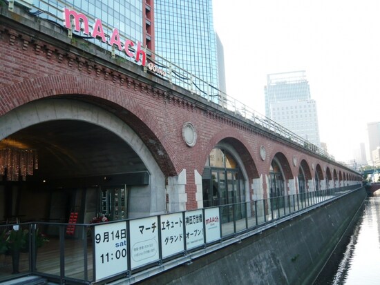 神田川に架かる万世橋から見たマーチエキュート神田万世橋