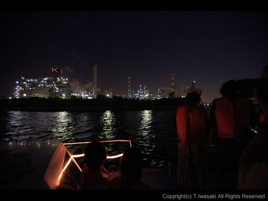 船首からの工場夜景