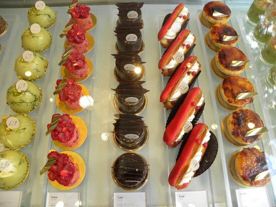 「リベルターブル」のショーケースに並ぶプティガトー達