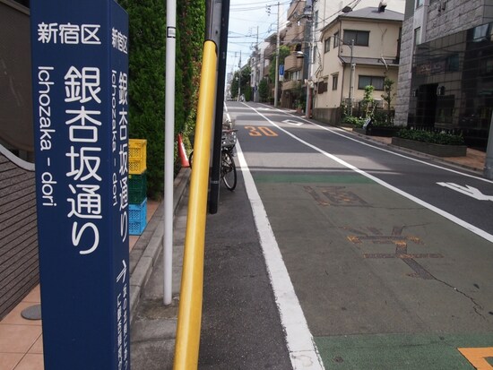 ゆるやかな坂で、外苑西通りへ出る