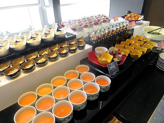 なだ万 汐留47 前菜のブッフェ台