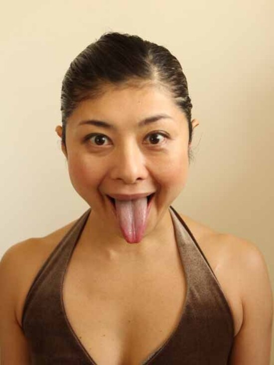 画像 2 3 むくみ知らずのスッキリ小顔には舌出しポーズ 小顔 All About 画像 2 3 むくみ知らずのスッキリ小顔には舌出しポーズ 小顔 All About