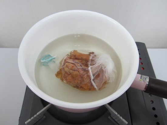 片手鍋に水と玉ねぎ