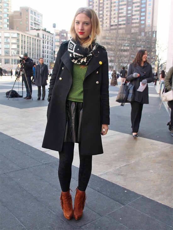 モノトーンコーデ＋ブラウン系ショートブーツ