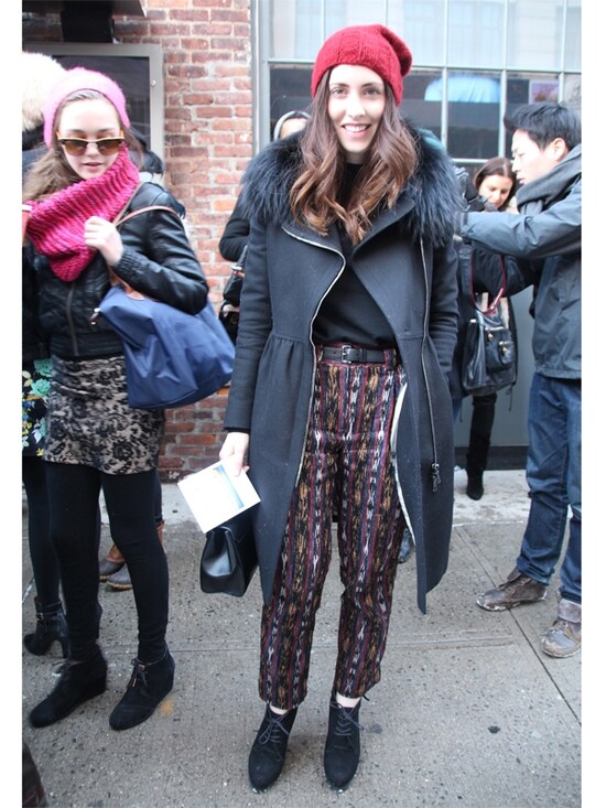 パンツルック＋赤ニット帽