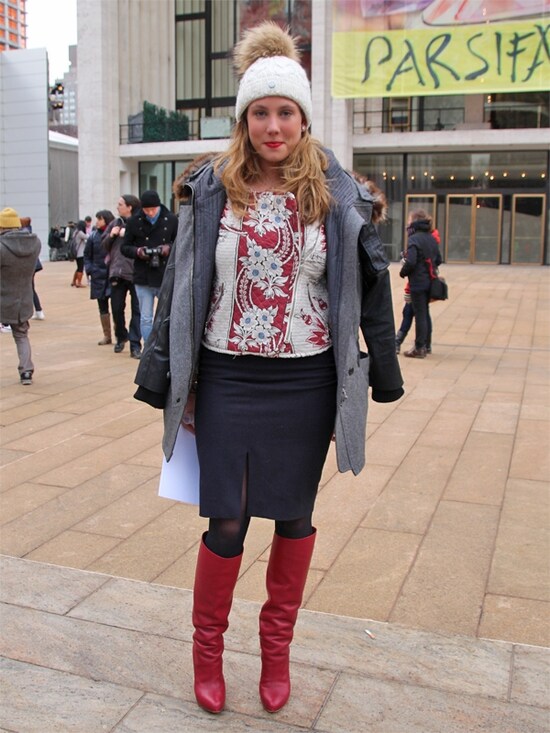 タイトスカート＋ポンポンニット帽