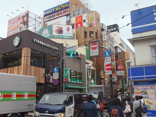 午前中は坂上から坂下方向へ車は一方通行。午後は逆になる。