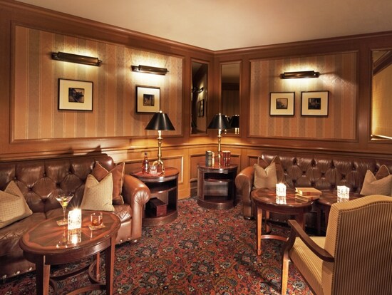 バー「ベイ・ウエスト」