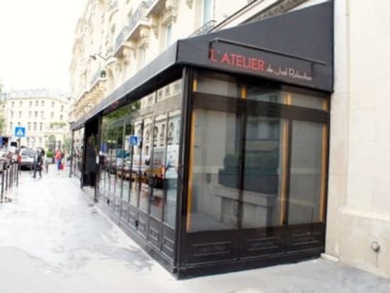 サンジェルマン通りの「ラトリエ・ジョエル・ロブション」陽が入って明るい雰囲気なのでランチがおすすめ。