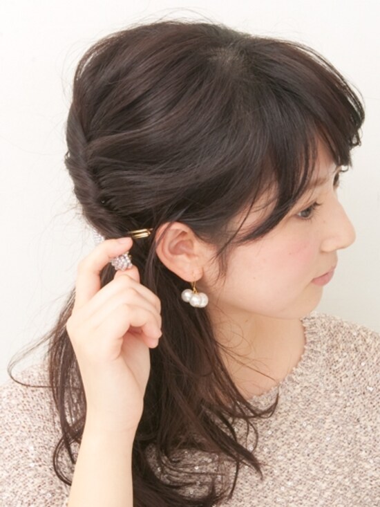 耳後ろにつけると大人っぽい