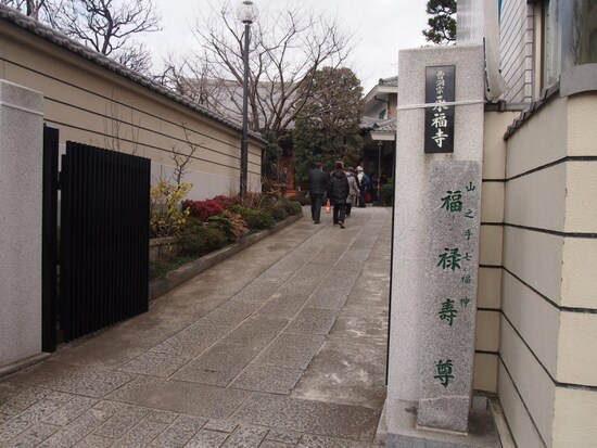 境内は参拝客であふれていた。新宿山ノ手七福神は大人気。