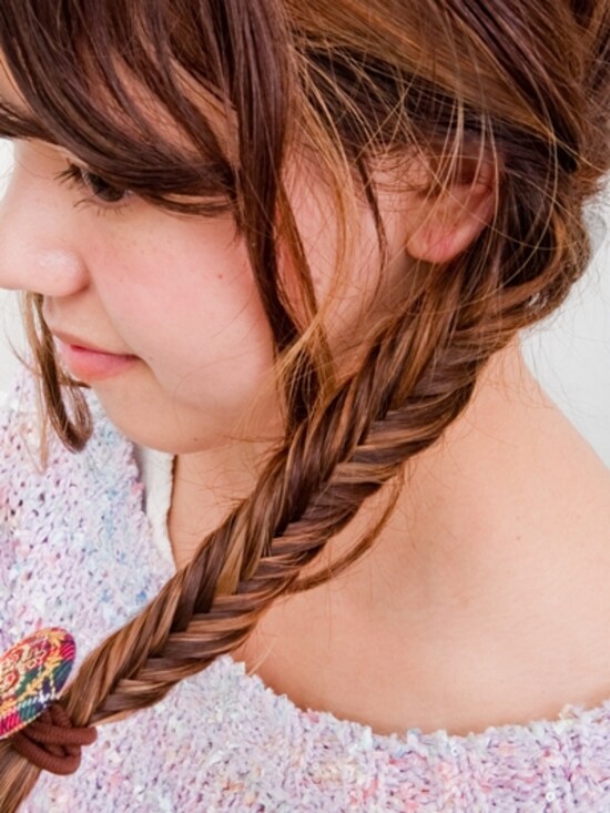 画像 17 18 フィッシュボーンのやり方 簡単な編み方やサイドを編み込む時のコツ ヘアアレンジ All About 画像 17 18 フィッシュボーンのやり方 簡単な編み方やサイドを編み込む時のコツ ヘアアレンジ All About