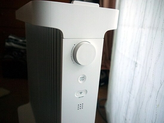 本体側面には操作ボタンが3つあるのみ