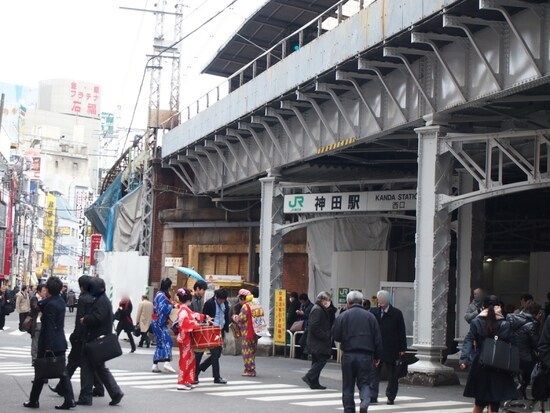 神田駅周辺は多くの人が歩いている