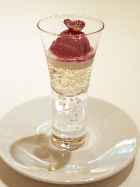 シャンパーニュのジュレ、ローズ香るソルベ、ヨーグルトのムスリーヌ